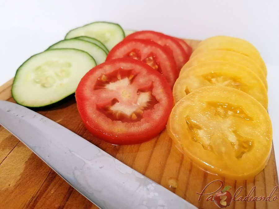 Pincho de tomate amarillo y rojo con pepino y queso paso 1