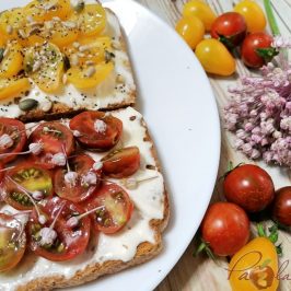 tosta de queso fresco y tomates cherry